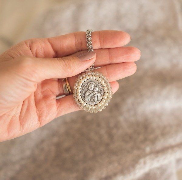 Medals woven with freshwater pearls and Czech glass